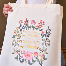 Load image into Gallery viewer, Tote Bag Frase Floral | Cosas que no necesito, pero compro igualmente