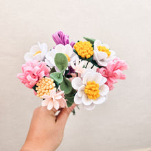 Load image into Gallery viewer, Ramo Primaveral de flores de fieltro