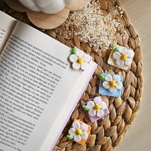 Load image into Gallery viewer, Marcapáginas de flores en arcilla polimérica