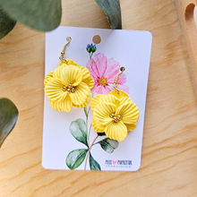 Cargar imagen en el visor de la galería, Pendientes Florales de Arcilla Polimérica