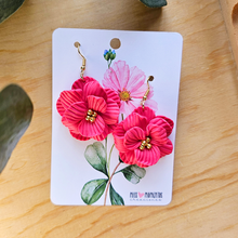 Cargar imagen en el visor de la galería, Pendientes Florales de Arcilla Polimérica