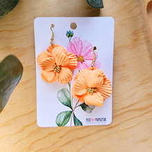 Cargar imagen en el visor de la galería, Pendientes Florales de Arcilla Polimérica