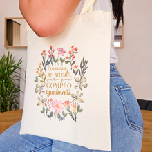 Load image into Gallery viewer, Tote Bag Frase Floral | Cosas que no necesito, pero compro igualmente