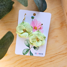 Cargar imagen en el visor de la galería, Pendientes Florales de Arcilla Polimérica