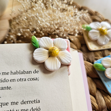 Load image into Gallery viewer, Marcapáginas de flores en arcilla polimérica