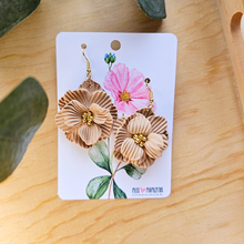 Cargar imagen en el visor de la galería, Pendientes Florales de Arcilla Polimérica
