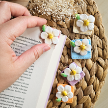 Cargar imagen en el visor de la galería, Marcapáginas de flores en arcilla polimérica
