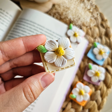 Cargar imagen en el visor de la galería, Marcapáginas de flores en arcilla polimérica
