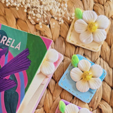 Cargar y reproducir el video en el visor de la galería, Marcapáginas de flores en arcilla polimérica
